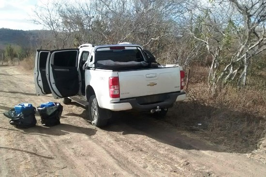 Caminhonete S10 com restrição de roubo é abandonada na zona rual de Ichu
