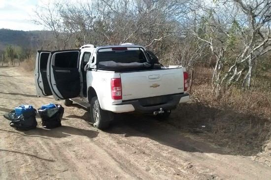 Caminhonete S10 com restrição de roubo é abandonada na zona rual de Ichu