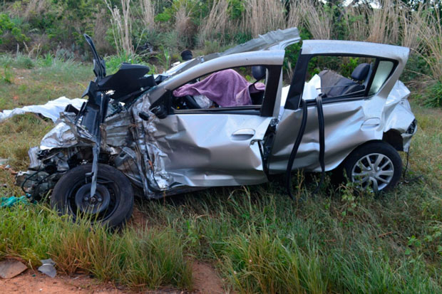 Colisão frontal entre caminhão e Sandero deixa cinco mortos no Oeste da Bahia