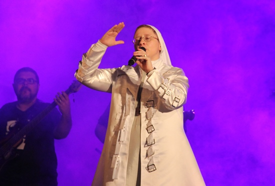 Irmã Kelly Patrícia emociona grande público na Festa da Padroeira de Conceição do Coité