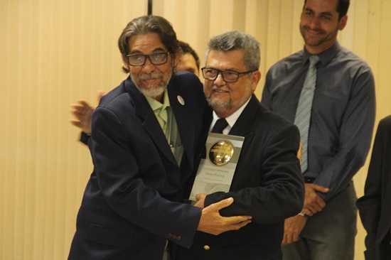 Acessor Parlamentar Aguiar entrega troféu Armando Lobracci Neto ao jornalista Tasso Franco.