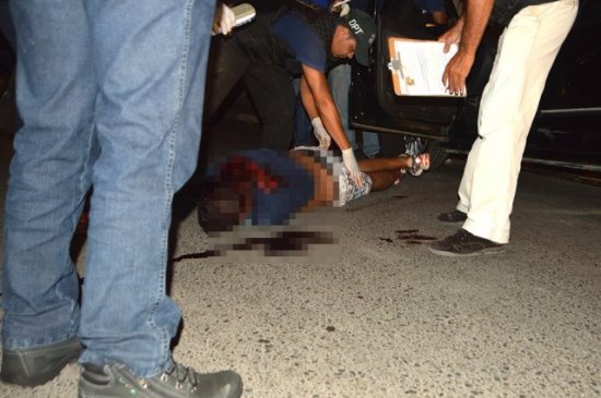 Polícia Técnica realiza o levantamento cadavérico de uma das vítimas.