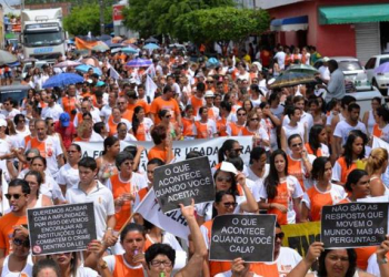 Milhares de pessoas vão às ruas pedirem o fim da violência contra as mulheres