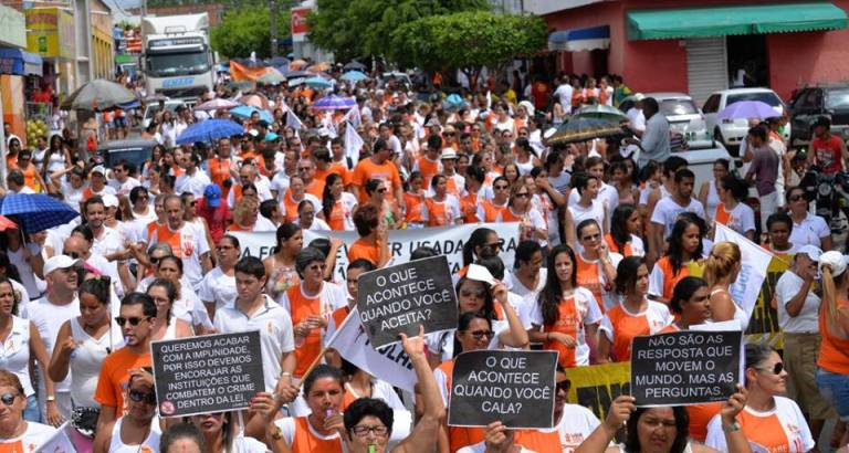 Milhares de pessoas vão às ruas pedirem o fim da violência contra as mulheres