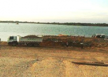 Prefeitura de Abaré aterra leito do Rio São Francisco para transformar em área de lazer
