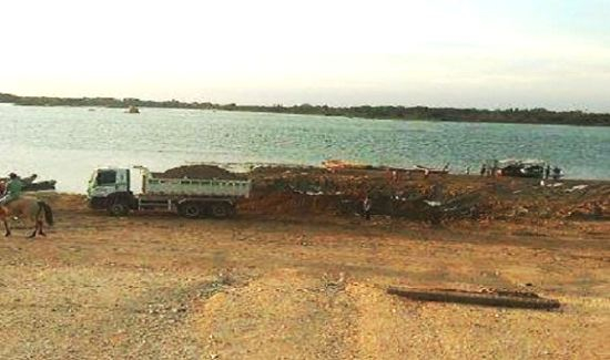 Prefeitura de Abaré aterra leito do Rio São Francisco para transformar em área de lazer