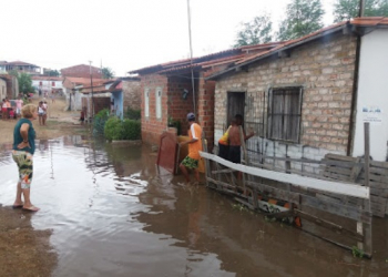 Nível do Rio Jacuípe sobe e começa invadir casas