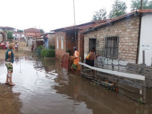 Nível do Rio Jacuípe sobe e começa invadir casas
