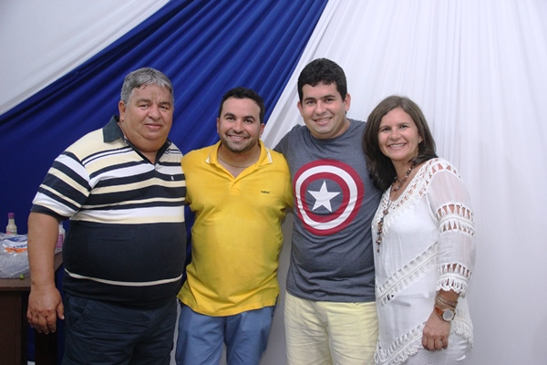 Dr Thiago divide a alegria com os pais e um irmão.