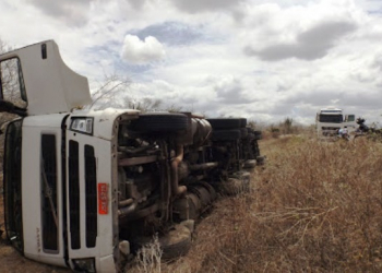 Bi-trem que transportava carga para Coité tomba na BA-120