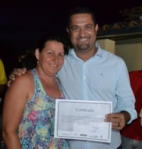 Entrega de certificado do curso. 