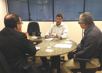 Em audiência, Gika Lopes cobra retomada das obras da BA 409 e melhorias nos serviços da Coelba