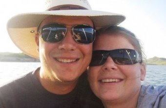 Homem morre em acidente de carro ao levar mulher para dar à luz