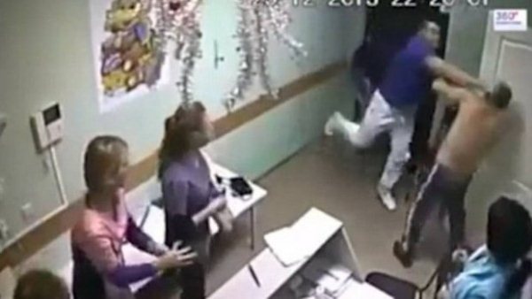 Médico se irrita, perde a cabeça e mata paciente com soco; veja vídeo