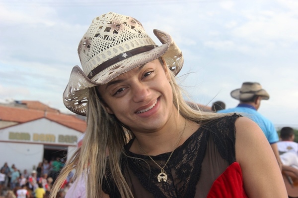 Quijingue – Com a presença de Taty Vaqueira, Associação de Vaqueiros realiza mais uma grande cavalgada