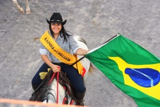 A jovem Maria Joana exibe a bandeira do pais que deseja tudo de bom.
