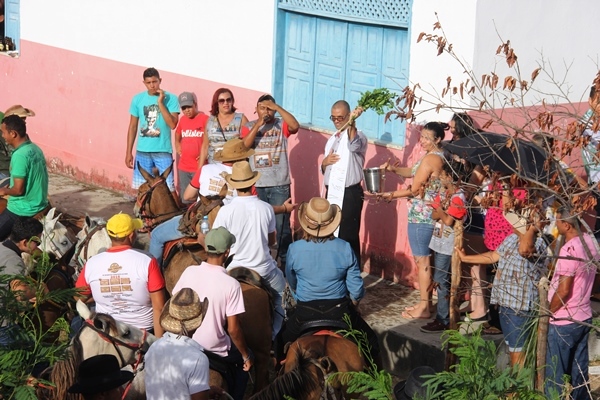 Antes de saírem , os participantes assistiram a celebração a receberam a benção.