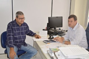 Prefeito na companhia do delegado.