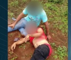 Motorista ajuda o carona depois do acidente.
