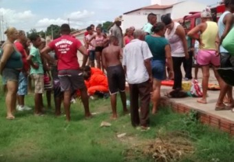 Colisão envolvendo caminhonete e moto deixa duas pessoas gravemente feridas