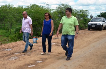 Prefeita Tânia mostra os estragos ao deputado Alex e ao seu chefe de gabinete Valdemi de Assis.