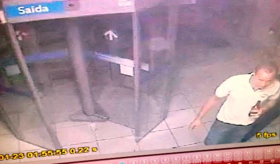 Individuo estava segurando uma garrafa. Por volta de 01h55