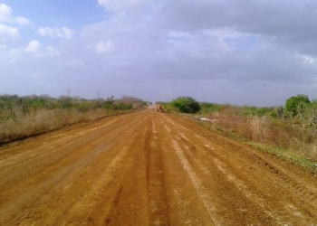 Empresa faz remoção do resto de asfalto no trecho Riachão/Coité e deixa somente no cascalho