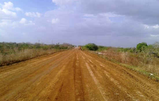 Empresa faz remoção do resto de asfalto no trecho Riachão/Coité e deixa somente no cascalho