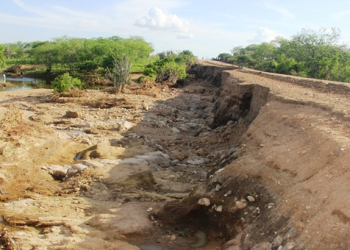 SEINFRA terá grande missão de recuperar  trecho da BA 120 destruído por água que transbordou de açude