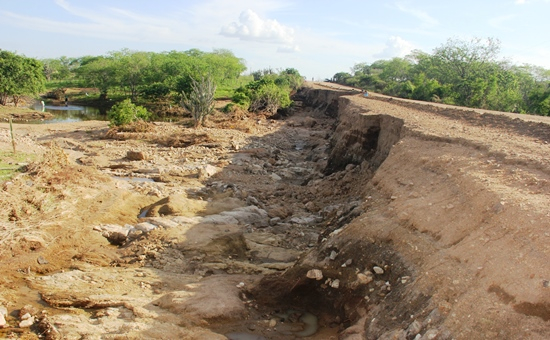 SEINFRA terá grande missão de recuperar trecho da BA 120 destruído por água que transbordou de açude