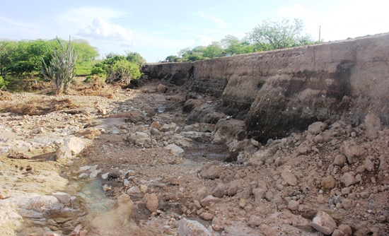Nesta foto tirada de baixo é possível verificar camadas de solo e tem altura aproximada de cinco metros.