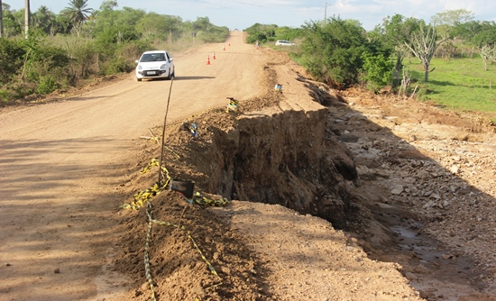 Nesta foto nota-se o estreitamento da pista com mediadas variadas que pode chegar aproximadamente 4 metros.
