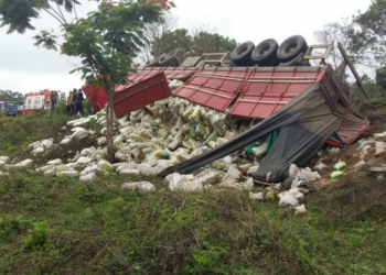 Carreta carregada de arroz tomba na BA-650 e quatro pessoas ficam feridas