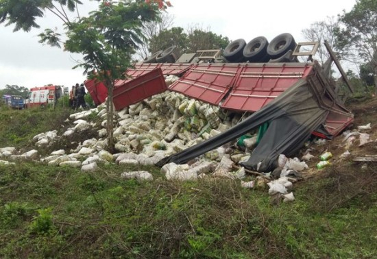 Carreta carregada de arroz tomba na BA-650 e quatro pessoas ficam feridas