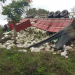 Carreta carregada de arroz tomba na BA-650 e quatro pessoas ficam feridas
