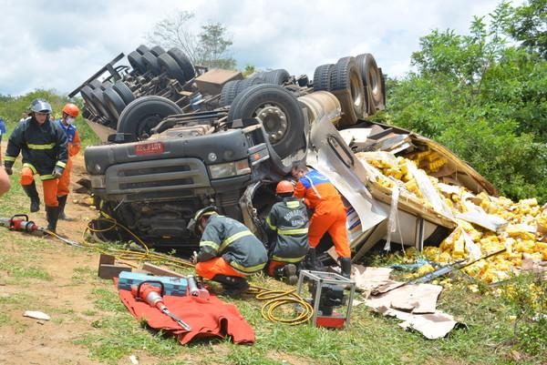 Quatro pessoas da mesma família morrem em acidente com carreta na BR-116