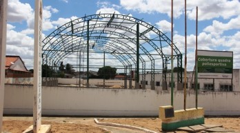 Cobertura de quadras poliesportivas. Esta no Colégio Municipal da sede.