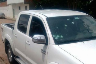Carro levado pelos assaltantes com marcas de tiros.