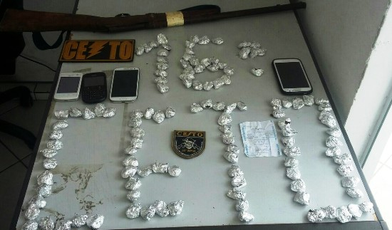 Policiais da CETO apreende arma e droga em bairro na cidade de Serrinha