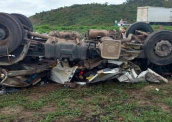 Motorista de carreta morre após veículo capotar na BR-101