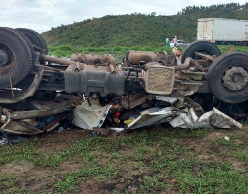 Motorista de carreta morre após veículo capotar na BR-101