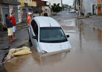 Carro cai em buraco feito pelas chuvas em rua de Coité