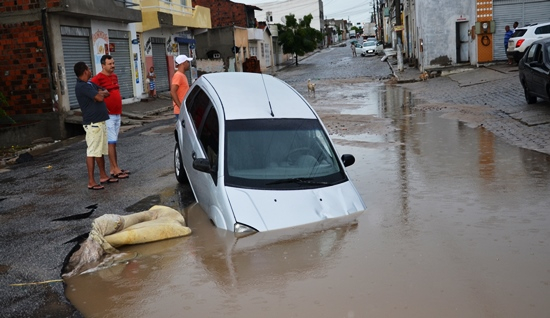 Carro cai em buraco feito pelas chuvas em rua de Coité