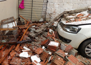 Imóvel desaba, atinge casa e fere três crianças em Senhor do Bonfim