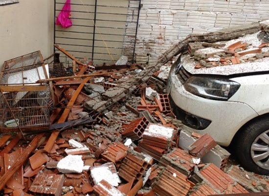 Imóvel desaba, atinge casa e fere três crianças em Senhor do Bonfim
