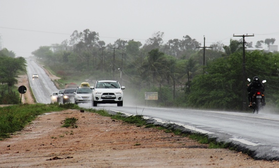 Motoristas devem ficar atentos a falta de acostamento das rodovias.