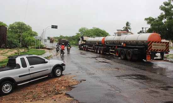 Bi-trem trafega pela BA 409 sentido Coité - Serrinha.