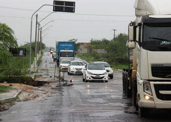 Interdição de rodovia em Riachão do Jacuípe triplica o fluxo de veículos nas BA’s 409, 120 e 416