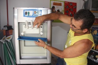Maquina de sorvete o que se extrai é água.