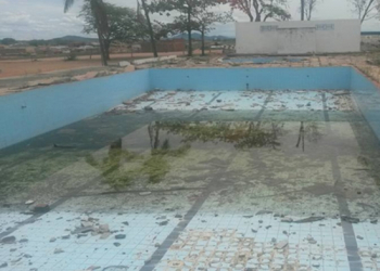 Com chuvas, clube abandonado volta a virar ‘viveiro’ de mosquitos em Ipirá